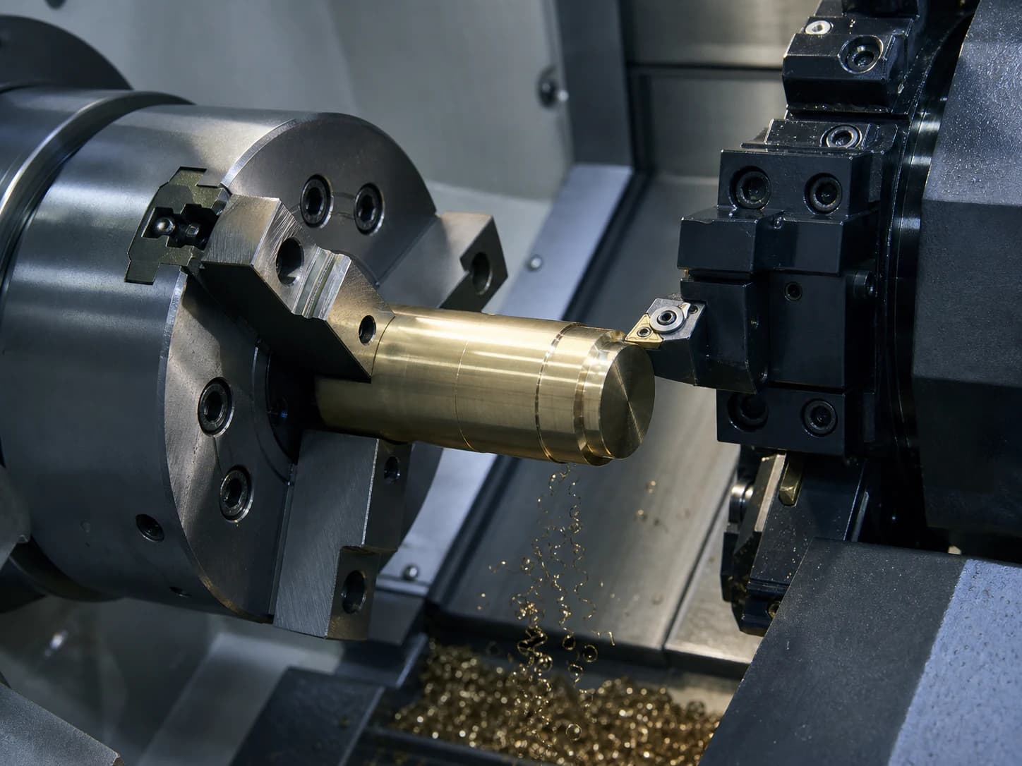 CNC torna tezgahında işlenen metal parça
